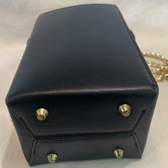 Clee Leather Drawstring  Chain Link Crossbody Bucket Bag Black Tan Womens Purse - Picture 12 of 14